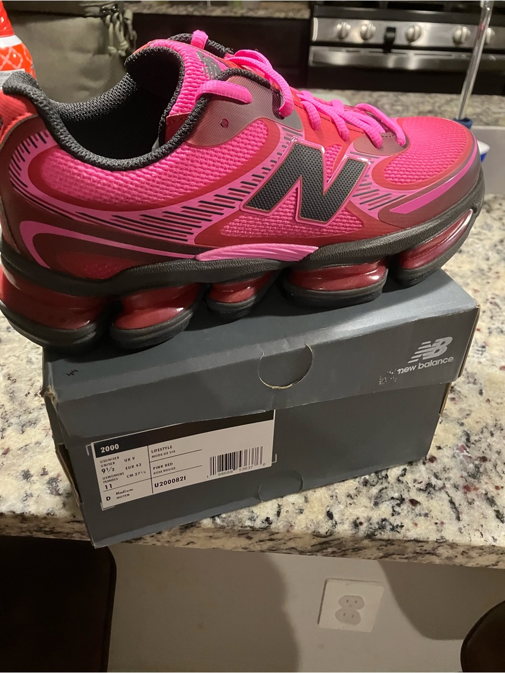 New Balance 2000 Mens Pink and Black Sz 9.5